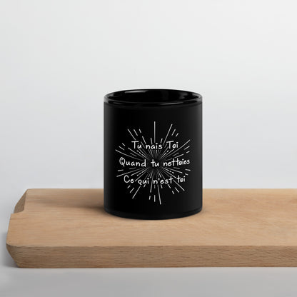 Mug brillant noir - Tu nais toi  quand tu nettoies ce qui n'est toi